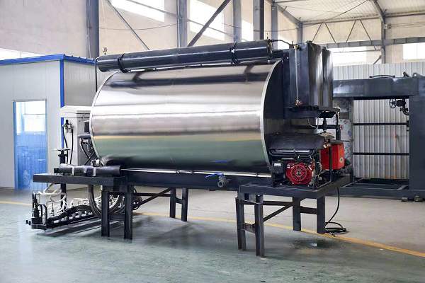 Celebrating the Philippines customer place the order 8m3 asphalt spreader top_2